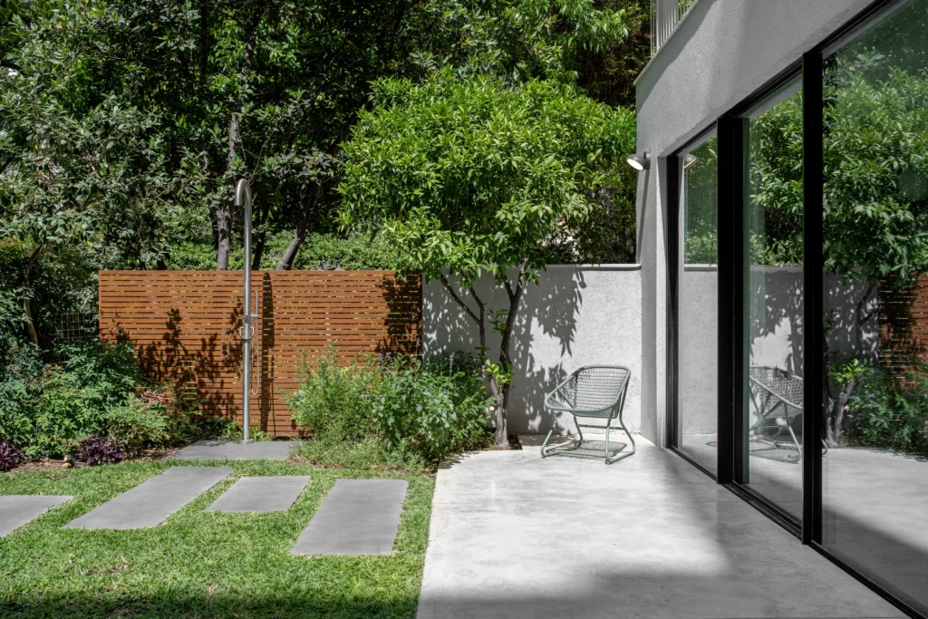 עיצוב גינות מטעם שדות גינון - גינה לצד גדר בחצר הבית